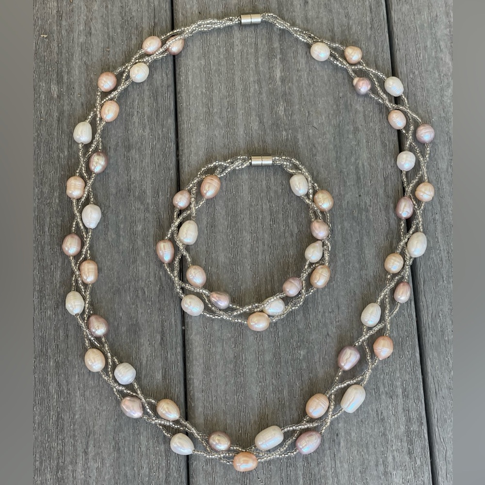 Elegant Freshwater Pearl Necklace and Bracelet Set - Like New!